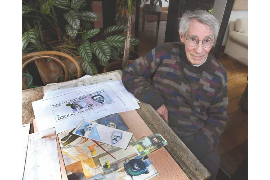 Juan Cárdenas, con sus diseños de los billetes de $20.000. / Gustavo Torrijos