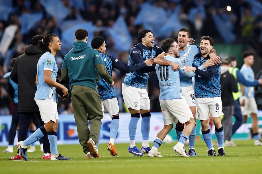 Jugadores de Manchester City celebrando luego de ganar 2-0 la final de la Carabao Cup contra Arsenal este 22 de marzo de 2026 en el estadio de Wembley de Londres, Inglaterra.