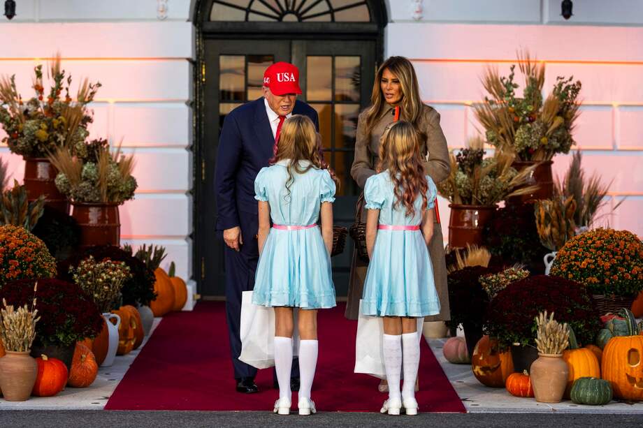 El presidente estadounidense, Donald Trump, y la primera dama, Melania, entregan dulces a unas niñas durante la celebración de Halloween en la capital.