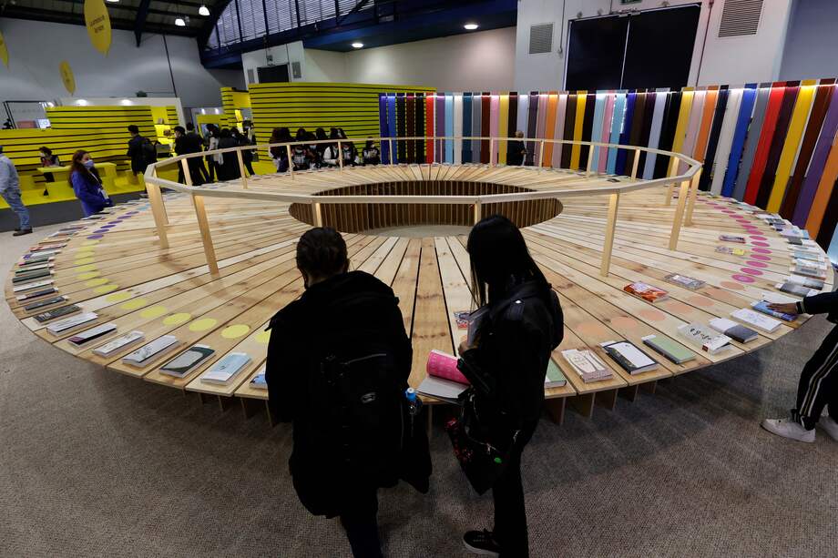 Visitantes recorren el pabellón de Corea del Sur, país invitado de honor de la XXXIV Feria Internacional del Libro de Bogotá (FILBo), en Bogotá (Colombia). EFE/ Mauricio Dueñas Castañeda
