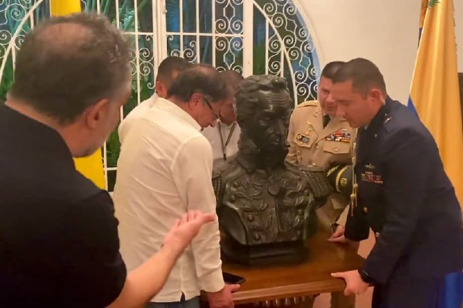 El busto de Bolívar estaba exhibido en un pasillo de la residencia del embajador colombiano en Venezuela.