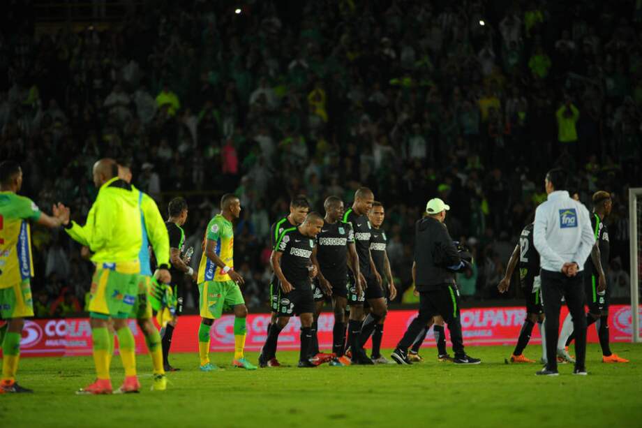 Los jugadores de Nacional abandonan el gramado de El Campín. / Cristian Garavito