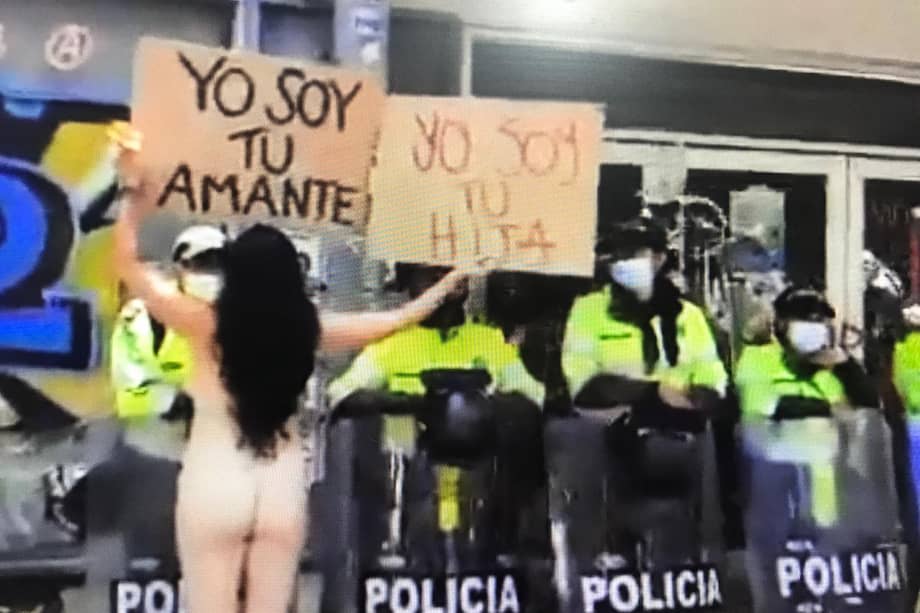 Un grupo de mujeres se desnudó frente a policías en el Parque Nacional.