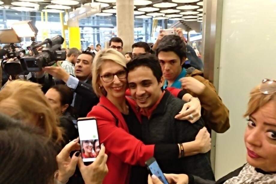 Lorent Gómez en su llegada al aeropuerto de Madrid. / Twitter/ @beatrizbecerrab