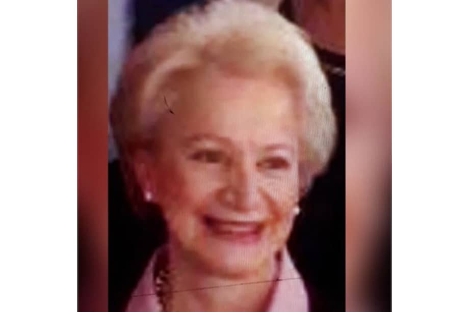 Cecilia León de Archila creció en el seno de una familia de médicos, siendo ella la única que rompió lo que sería una tradición familiar. Fue abogada y artista.