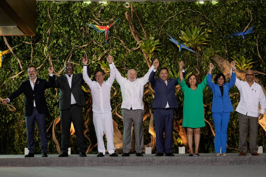 El canciller de Ecuador, Gustavo Manrique; el primer ministro de Guyana, Mark Phillips; el presidente de Colombia, Gustavo Petro; el presidente de Brasil, Luiz Inácio Lula da Silva; el presidente de Bolivia, Luis Arce; la presidenta del Perú, Dina Boluarte; la vicepresidenta de Venezuela, Delcy Rodríguez, y el canciller de Surinam, Albert Ramdin, posan durante la Cumbre Amazónica hoy, en Belém (Brasil).