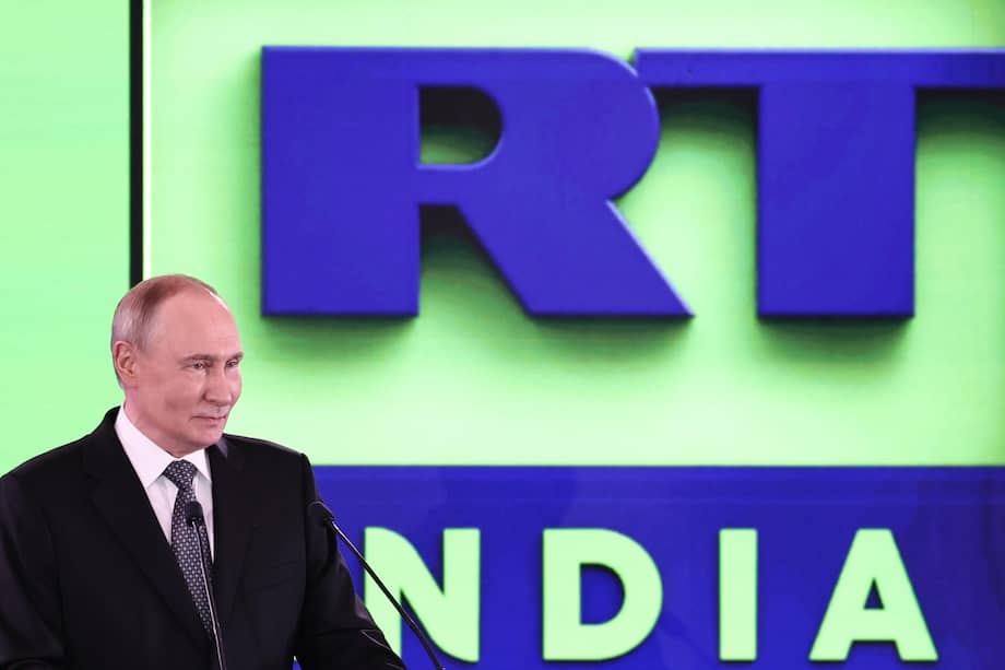 El presidente ruso Vladimir Putin asiste a una ceremonia para el lanzamiento de las transmisiones de RT India TV.