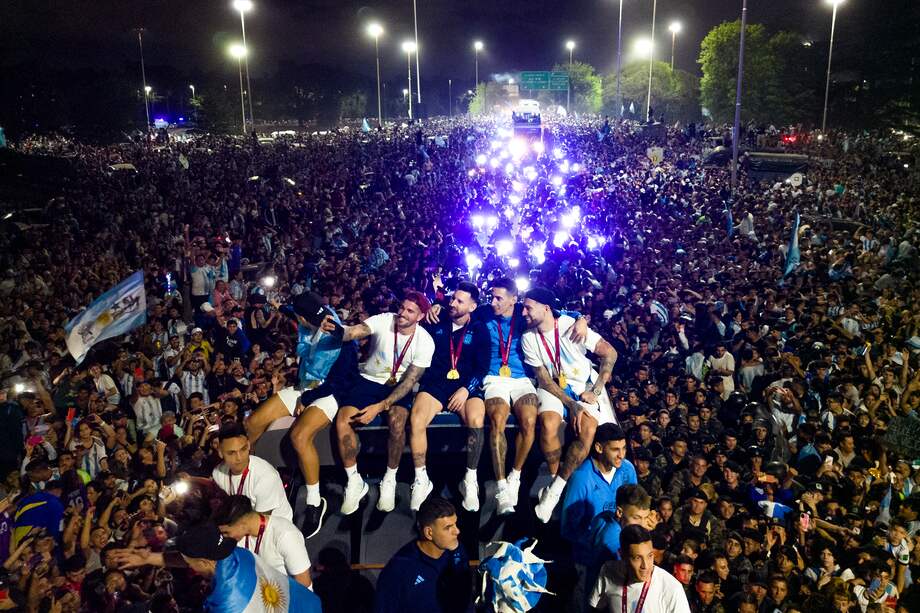 La multitudinaria bienvenida al bus que lleva a los campeones del mundo con la selección de Argentina por las calles de Buenos Aires. (Photo by Tomas CUESTA / AFP)