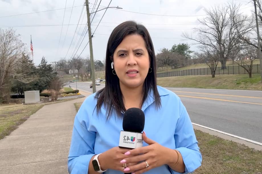 Fotografía cedida por Nashville Noticias que muestra a la periodista Estefany Rodríguez durante una cobertura periodística.
