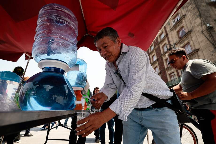 Un hombre toma agua para refrescarse durante la tercera ola de calor del año en México con temperaturas por encima de los 45 grados.