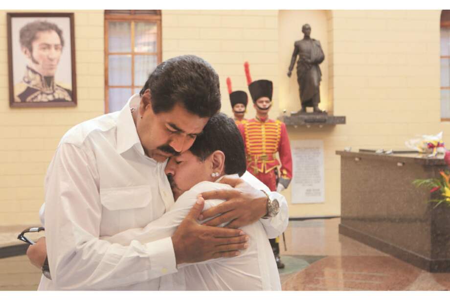 El exfutbolista Diego Armando Maradona visitó a Nicolás Maduro. / AFP