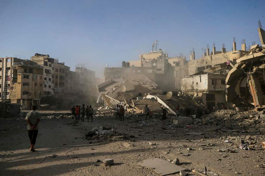 El humo se eleva sobre el edificio Al Harazin tras un ataque aéreo israelí en la Ciudad de Gaza.