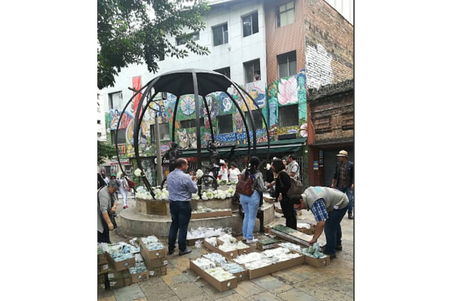 Acto conmemorativo en el Parque del Periodista de Medellín. / Foto: tomada de cuenta de Twitter @Tatibalvin