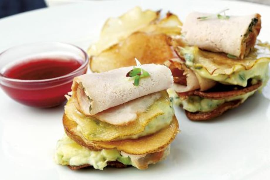 Timbal de pera crocante con cerdo, guacamole y vinagreta de remolacha