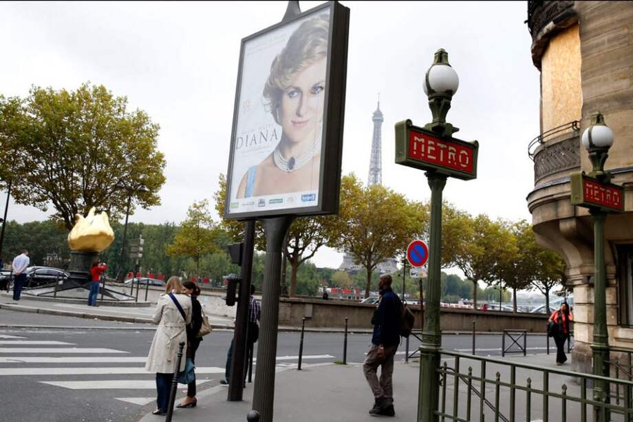 Vista de un cartel promocional de la película "Diana", que narra los últimos años de vida de la princesa Diana de Gales, en una calle cercana al puente del Alma, en París (Francia).