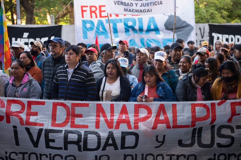 Algunos miembros de las comunidades indígenas qom y moqoit salieron a las calles, mientras que se abría un juicio histórico por la masacre de quienes protestaron por mejores condiciones de vida y laborales en las plantaciones de algodón en 1924, en Resistencia, Argentina.