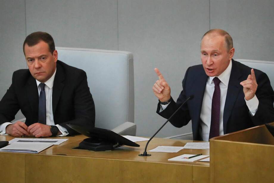 El primer ministro, Dmitri Medvédev, y el presidente de Rusia, Vladimir Putin, estarán en el kremlin por otros seis años. / EFE