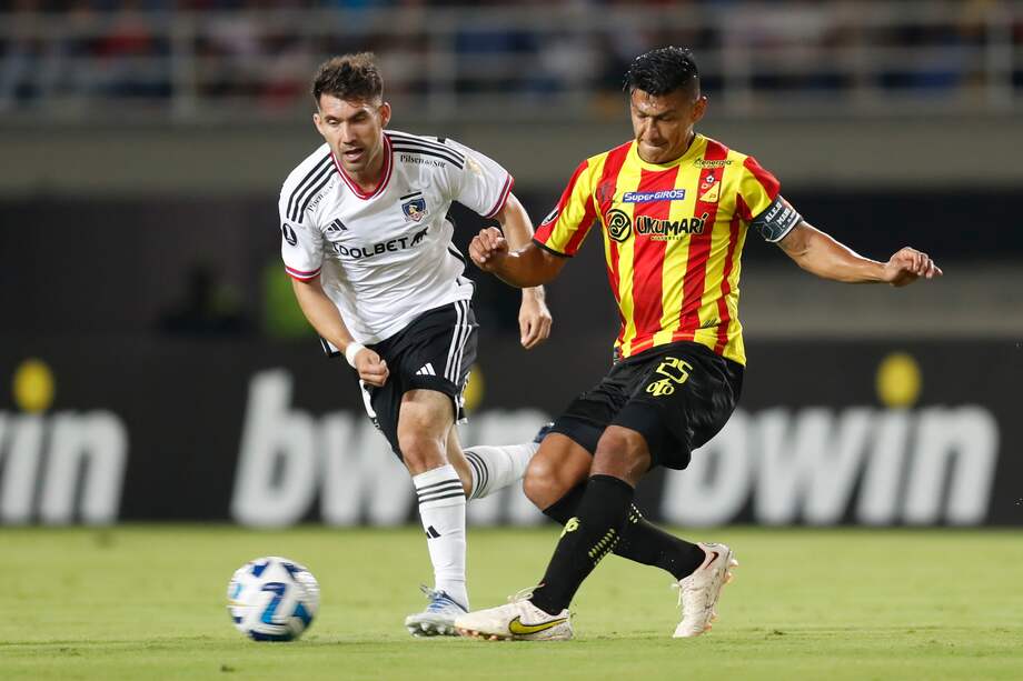Jhonny Vásquez (d) de Pereira disputa un balón con César Fuentes de Colo Colo, en un partido de la fase de grupos de la Copa Libertadores.