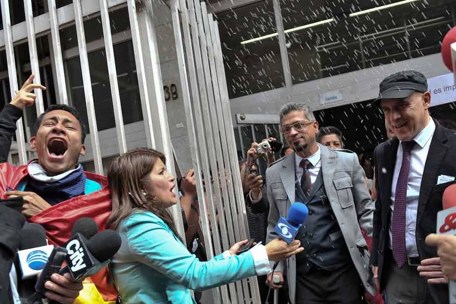 Rodeados de simpatizantes y opositores del matrimonio igualitario, Gustavo Ruiz y Carlos Ardila se casaron. / Luis Ángel