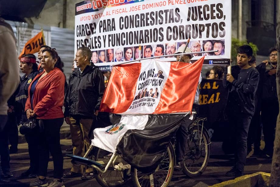 Cientos de personas marcharon ayer desde la plaza San Martín, en Lima (Perú), en rechazo de los casos de corrupción en la Judicatura.EFE
/ EFE