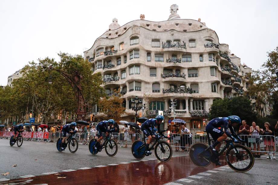 Los corredores del Team DSM-Firmenich pasan por delante de la Pedrera durante la primera etapa de La Vuelta a España, que fue una contrarreloj por equipos en Barcelona.