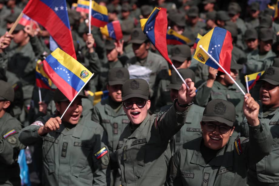 Mujeres integrantes de la Fuerza Armada Nacional Bolivariana (FANB) participan en una marcha del chavismo en Caracas (Venezuela).