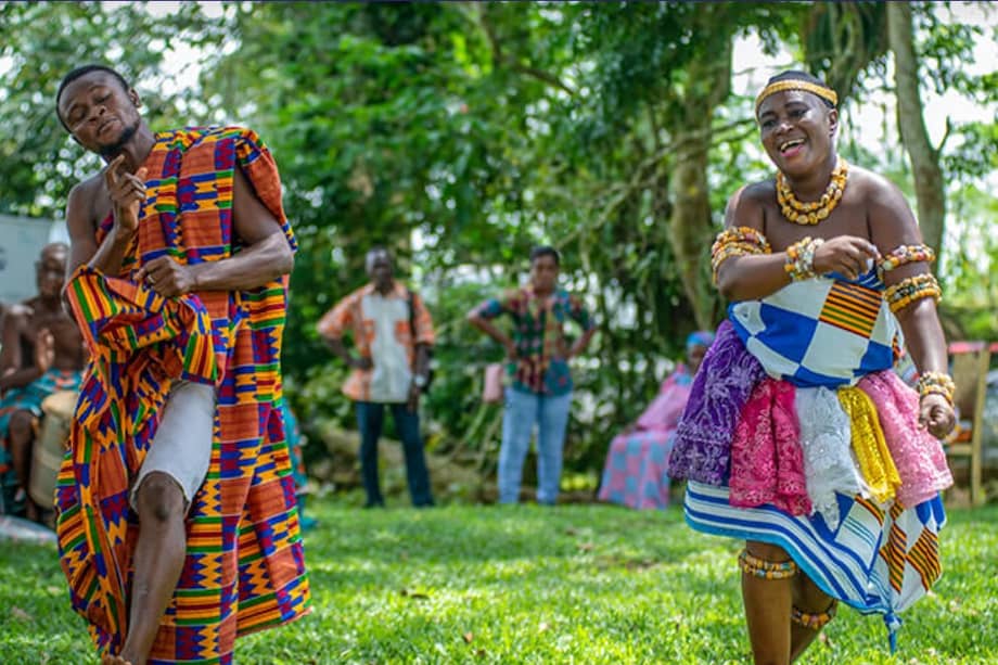 El Azonto, un estilo de baile y música de tradición Ga que alcanzó reconocimiento internacional gracias a sus movimientos de manos y pies inspirados en actividades de la vida cotidiana.