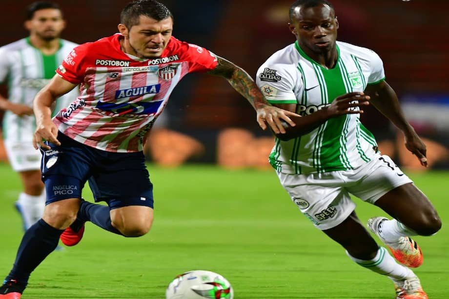 Leonardo Pico (Júnior) y Baldomero Perlaza (Atlético Nacional) en la disputa por el balón en el partido por la fecha 13 de la Liga BetPlay 2020.