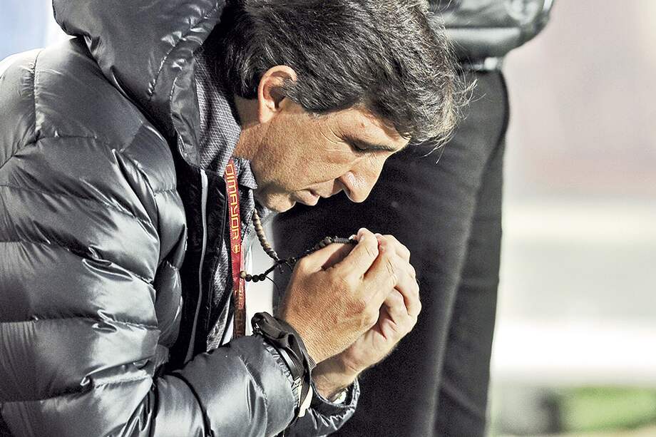 Gustavo Costas, el técnico de Independiente Santa Fe, confía en que su equipo se repondrá tras la derrota frente al Tolima en la Copa y luchará por la octava estrella. / Óscar Pérez - El Espectador