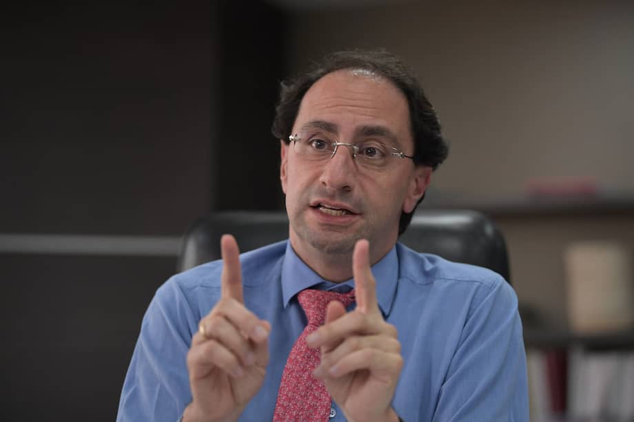 El ministro de Hacienda, José Manuel Restrepo, presentó la reforma tributaria en el Congreso.