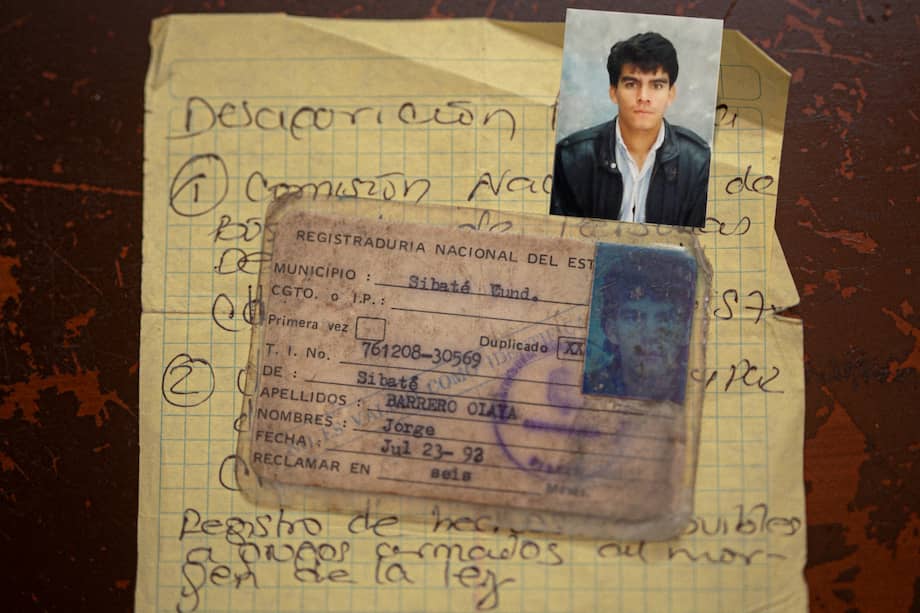 Nota escrita por Martha Sánchez, acompañada de la tarjeta de identidad de Jorge Barrero y una foto suya de archivo.