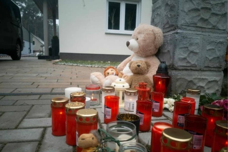 Residentes de un municipio aledaño a Berlín rinden homenaje a los miembros de una familia asesinados por un hombre (el padre) que temía ser encarcelado por falsificar su carné de vacunación.