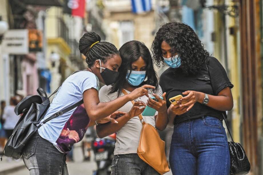 El portal NetBlocks reportó restricciones para ingresar a redes sociales durante las protestas / AFP