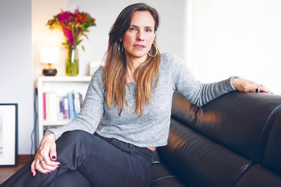 “No se pretende borrar los sucesos brutales de ese episodio sino todo lo contrario: hacerlos visibles, reconocerlos en voz alta, acabar con la impunidad espacial, mirar de frente el pasado y tomar lecciones para el futuro”, explica Helena Urán Bidegain, hija del magistrado auxiliar Carlos Urán, una de las víctimas del Palacio de Justicia.