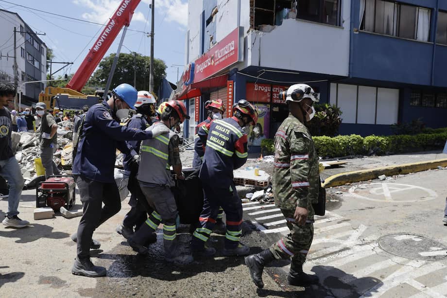 Rescatistas transportan el cuerpo sin vida de una persona encontrada bajo los escombros de un edificio tras el terremoto de magnitud 7,4 que sacudió la mayor parte de Colombia, este martes en el sector de La Lorena en Pereira (Colombia).