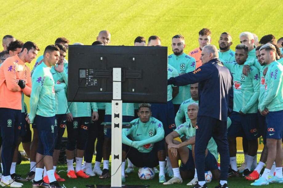 El técnico Tite ultima detalles con sus dirigidos para el estreno de la selección de Brasil frente a Serbia, en el estadio de Lusail, en Doha. / AFP