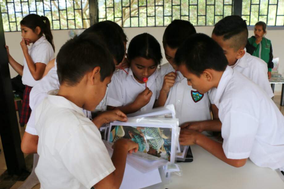 Los niños comparten la lectura en una biblioteca móvil.