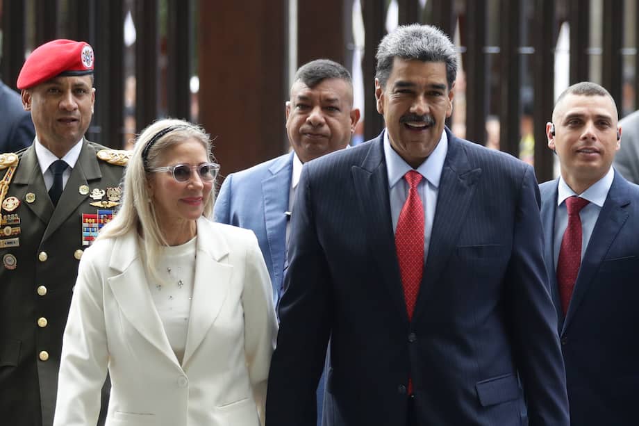 El presidente de Venezuela, Nicolás Maduro (d), y la primera dama Cilia Flores llegan al Tribunal Supremo de Justicia (TSJ) este miércoles, en Caracas (Venezuela).