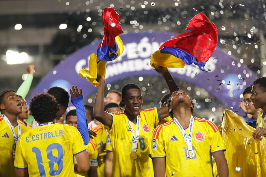 Jugadores de Colombia celebran tras ganar la final del Sudamericano Sub-17 este domingo, 19 de abril de 2026, frente a Argentina en Luque, Paraguay.