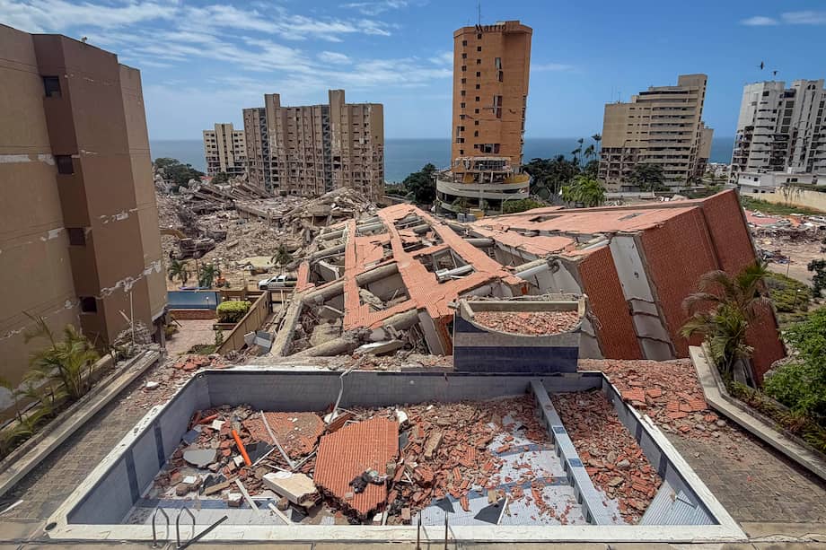 Fotografía que muestra una edificación destruida por los terremotos del 24 de junio.