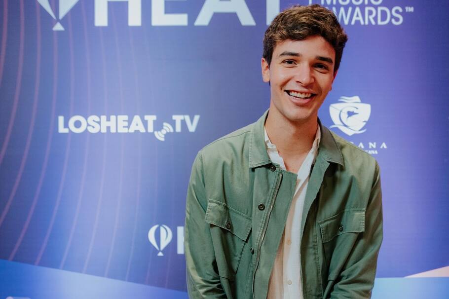 Alejandro Santamaria es la nueva cara del pop. A su corta edad ha logrado hacer giras con Fonseca, Luis Fonsi, Cepeda, Alejandro Sanz, entre otros.