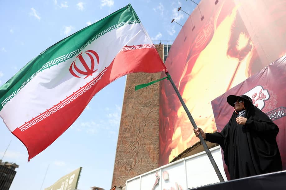 Una mujer iraní ondea la bandera nacional de Irán en la plaza Valiasr, en Teherán, Irán, el 17 de agosto de 2026.