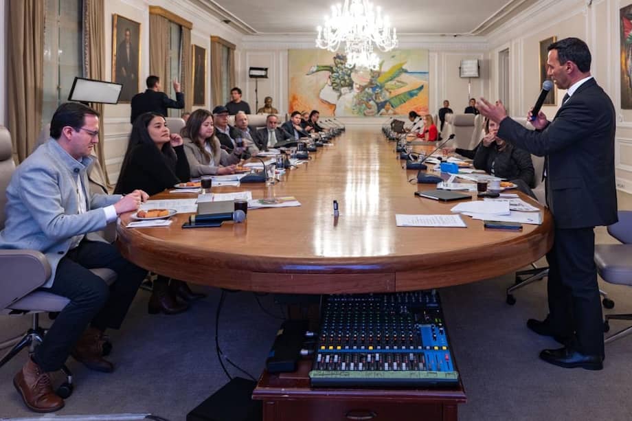 Los ministros de Defensa, Pedro Sánchez, y del Interior, Armando Benedetti, junto a otros miembros del Gobierno se reunieron esta semana para aprobar Conpes por COP 13 billones para la modernización de la Fuerza Pública.