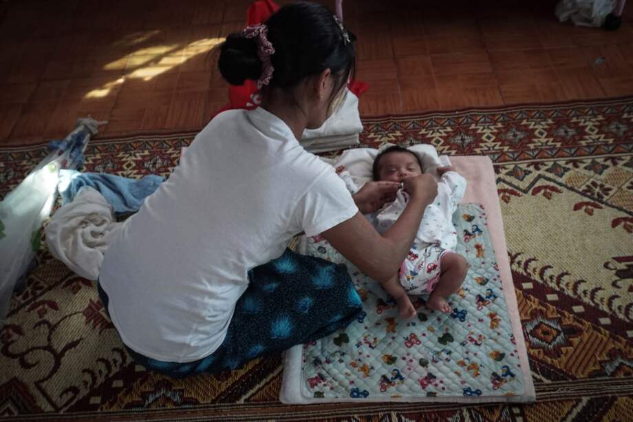 Las mujeres solteras que tienen hijos en Birmania se someten a un fuerte estigma. / AFP