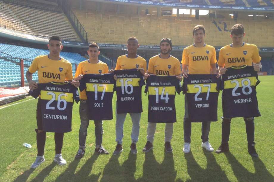 Ricardo Cinteruión, Nazareno Damián Solís, Wilmar Barrios, Sebastián Pérez, Santiago Vergini y Axel Werner en la cancha de Boca Juniors. / @BocaJrsOficial