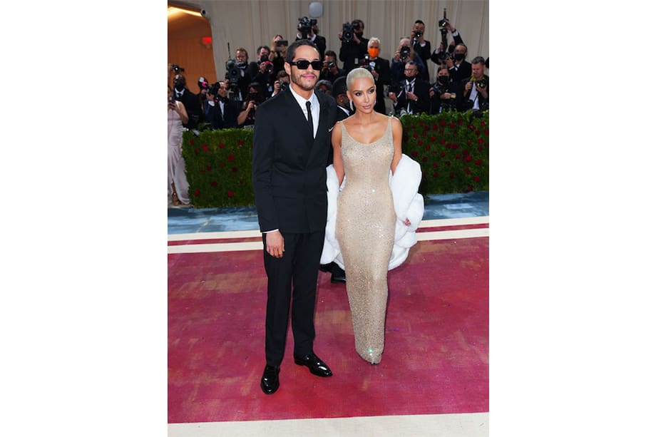 Kim Kardashian impactó con el icónico vestido que lució Marilyn Monroe en 1962. La socialité y su novio, Pete Davidson fueron una de las parejas de la gala.