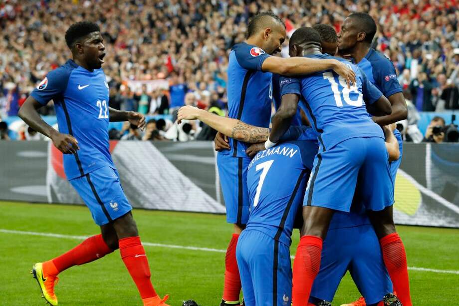 Los jugadores de la selección de Francia celebran su clasificación a la semifinal de la Eurocopa.