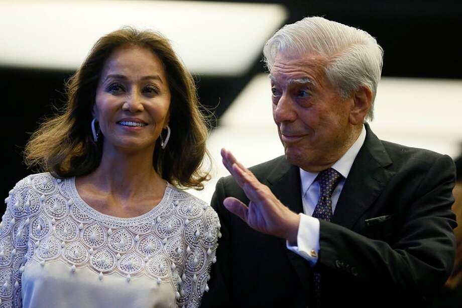 El escritor Mario Vargas Llosa y su pareja Isabel Preysler a su llegada a la cena con la que el escritor peruano y Premio Nobel de Literatura celebró su 80 cumpleaños. / Efe