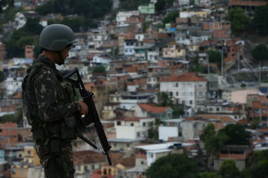 Un soldado del ejército brasileño patrulla una localidad en la favela da "Mineira" en Río de Janeiro (Brasil). / EFE, Marcelo Sayão