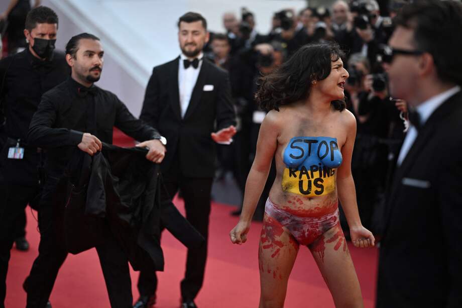 La mujer apareció en la alfombra roja de la película "Stop raping us".